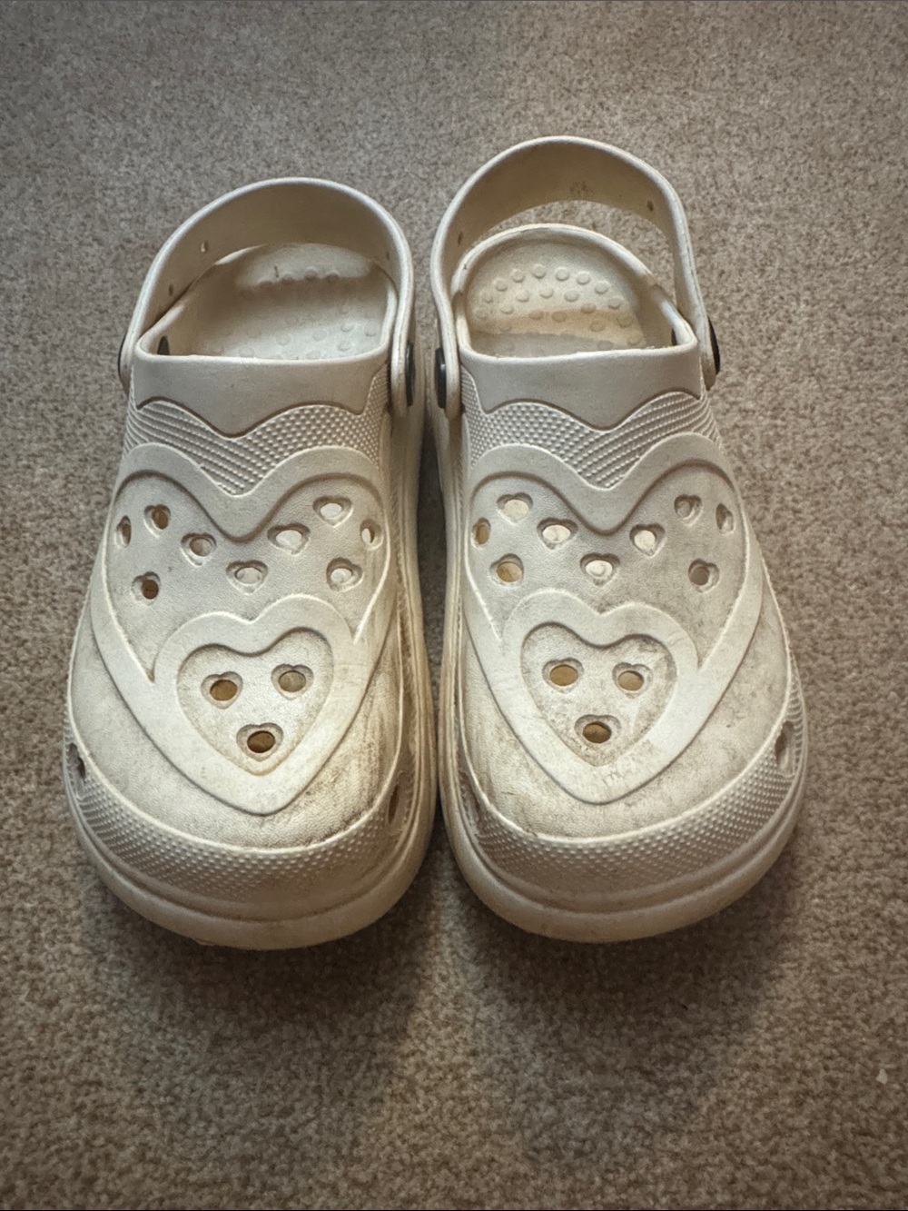 Whitin White Heart-Detail Slip-On Sandals size 7